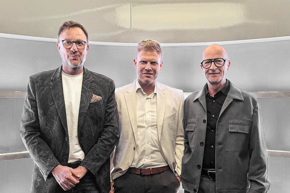 Harald Hiller, President and CEO of AL-KO (right), and Guido Kovermann, Senior Vice President Sales Leisure (left), together with Sven Böttcher, the new SAWIKO site manager, are looking forward to new successes and new milestones. | © SAWIKO